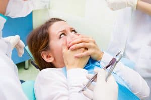 התמדדות עם חשש מפני השתלת שיניים וטיפולי שיניים